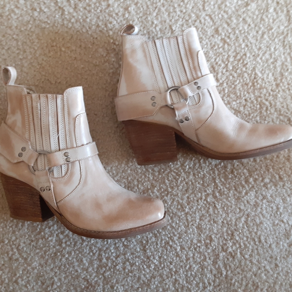 Women's Size 7 Tan Leather Booties